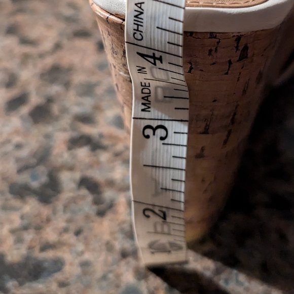 Apt. 9 women's wedge sandals. - Picture 5 of 5